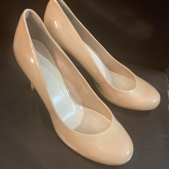 Nine West Faux Patent Taupe Heels Sz 6 - Picture 1 of 9
